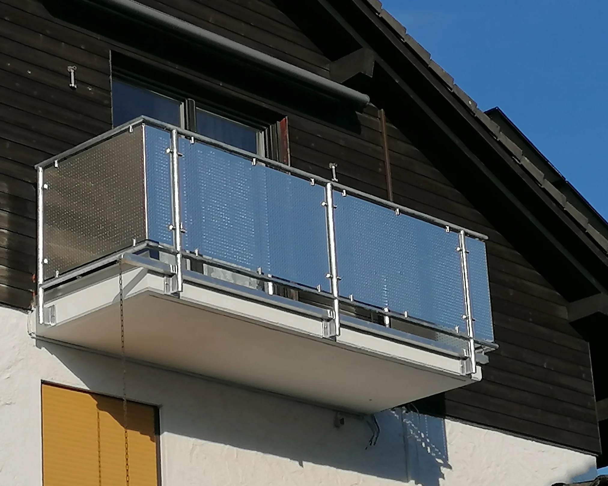 balkongel_nder_stahl_verzinkt_mit_alu-lochblech_rundrohr_2_8