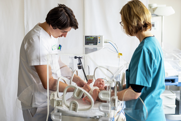 berusfachschule-fuer-pflege-2023-uebung-baby-inkubator-by-dominik-gigler-web-kh_slider_13