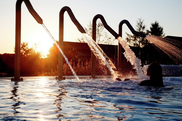 chiemgau-thermen-sonnenuntergang-aussenbecken_slider_14