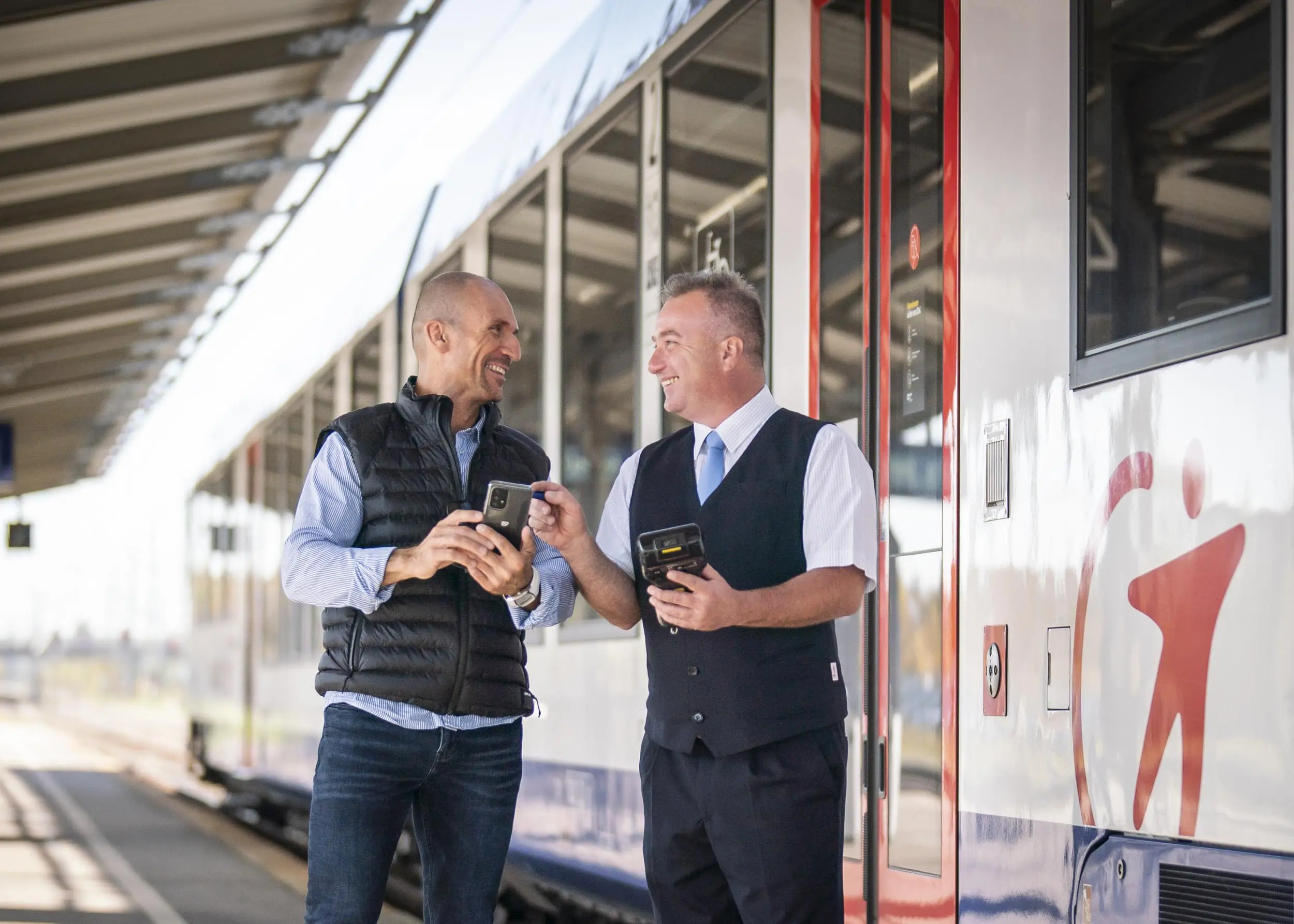 fahrgast_lint_beratungsgespr_ch_vor_zug_dietmar_denger_4_13