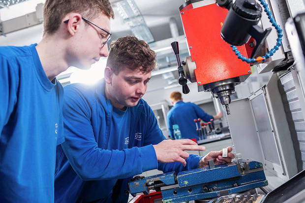 florian-mit-seinem-ausbilder-industriemechaniker_slider_10