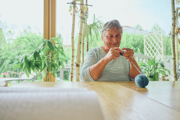 frau-strickt-karrussell_slider_10