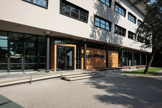 fw20-hq-shooting-02-72dpi-srgb_slider_12