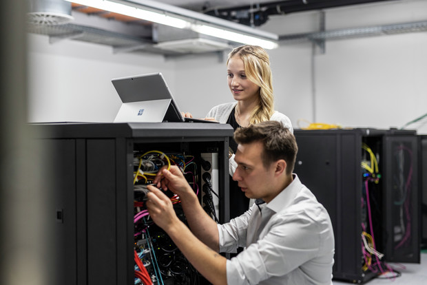 it-edv-hiltl-zettl-serverraum-querformat-by-dominik-gigler_slider_10