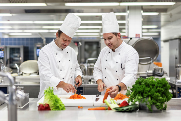 klinikkueche-doppelportraet-lettl-grill-reportagig-by-dominik-gigler_slider_10