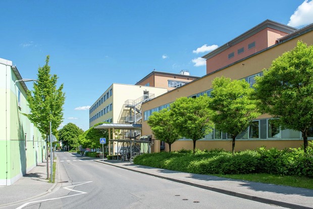 kreisklinik-ebersberg-ansicht-von-westen-parkhaus_slider_10
