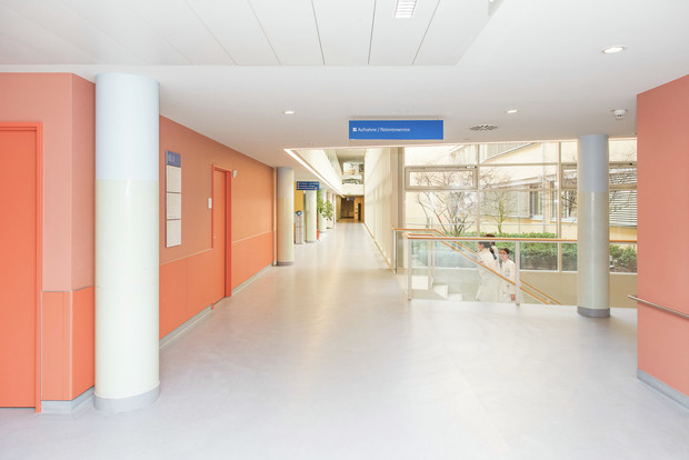kreisklinik-ebersberg-freundliche-helle-innenarchitektur_slider_10