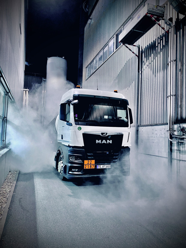 man-tgx-2020-tank-ohne-logo_slider_12