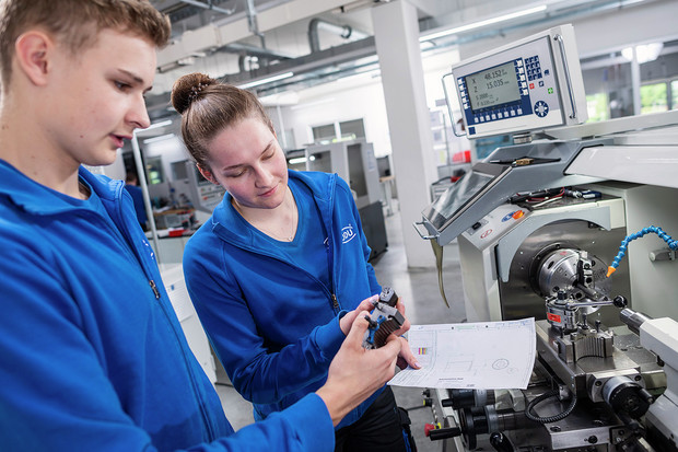 melanie-und-lukas-werkzeugmechaniker_slider_10
