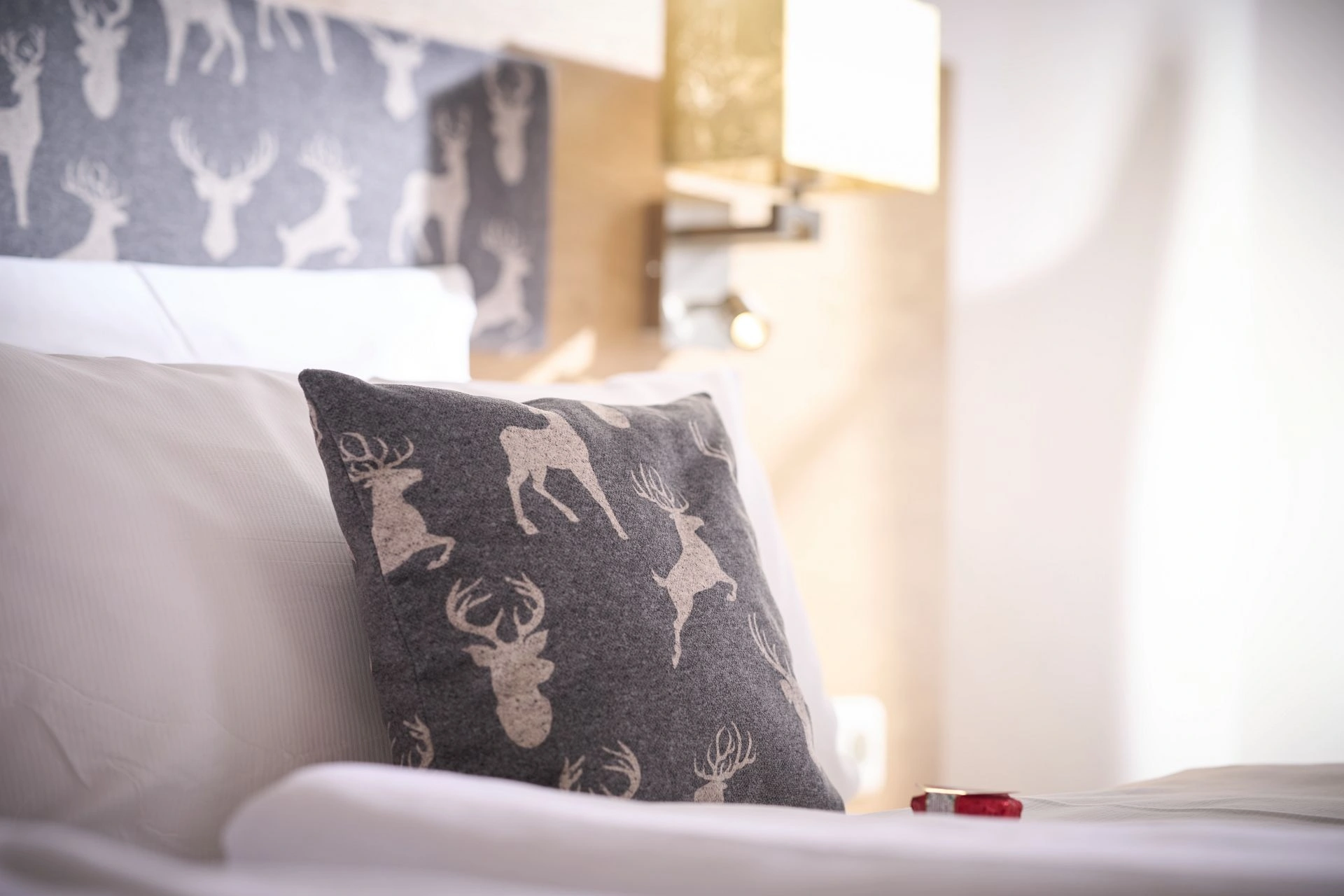 sth_schlossee_zimmer_bett_kissen_12