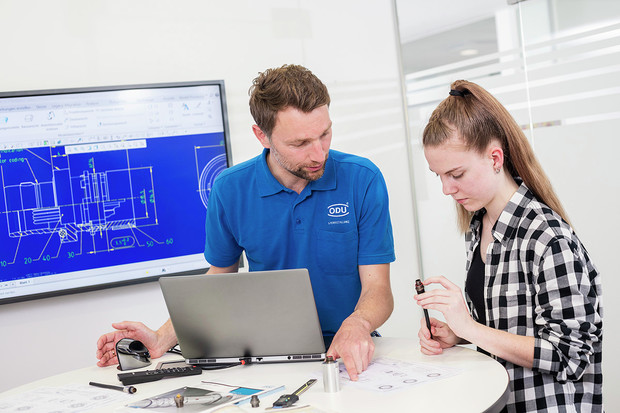theresa-mit-ihrem-ausbilder-technische-produktdesignerin_slider_13